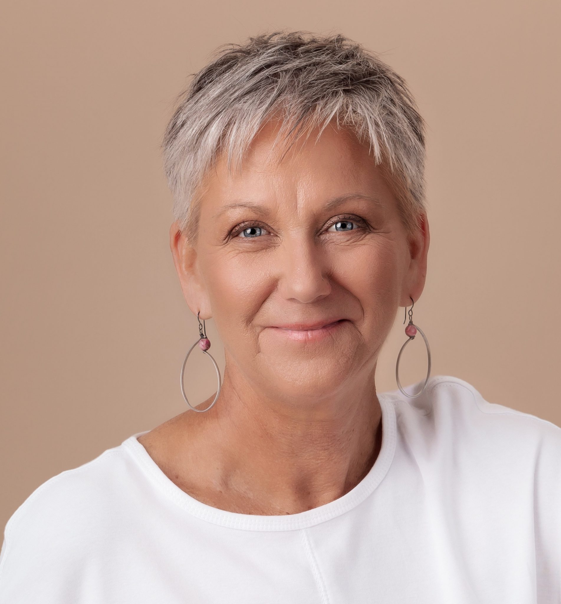 1kirstenmainphotowithbackground cropped